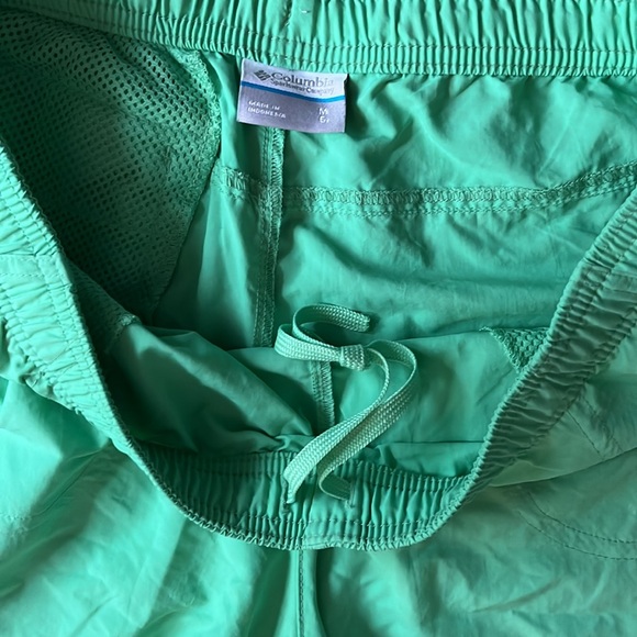 Columbia green athletic shorts 5 inch inseam - Picture 2 of 3